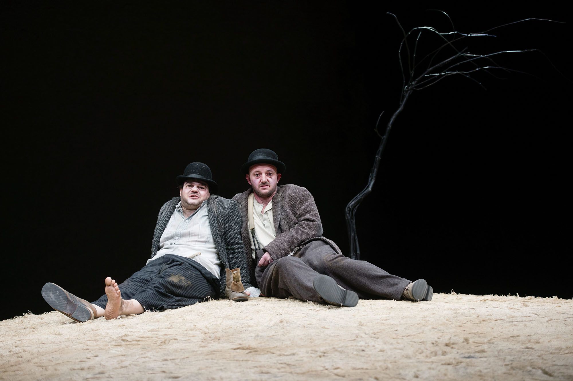 Elek Ferenc Estragon és Kocsis Gergely Vladimir szerepében Samuel Beckett Godot-ra várva című drámájában a Katona József Színházban (Fotó: Beliczay László)