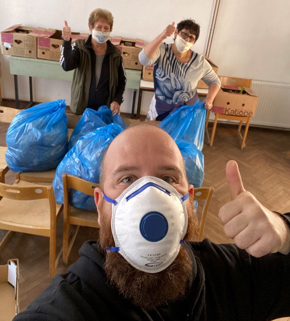 Reketye Zoltán és két önkéntes a rászorulóknak szánt segélycsomagokkal (Fotó: Reketye Zoltán)