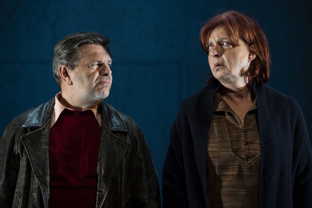 Gyabronka József és Hernádi Judit a Családi tűzfészek című színdarabban (Fotó: MTI/Mónus Márton)