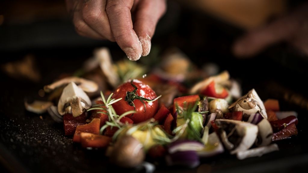 A főzést, az új ízeket is érdemes kipróbálni (fotó: Getty)
