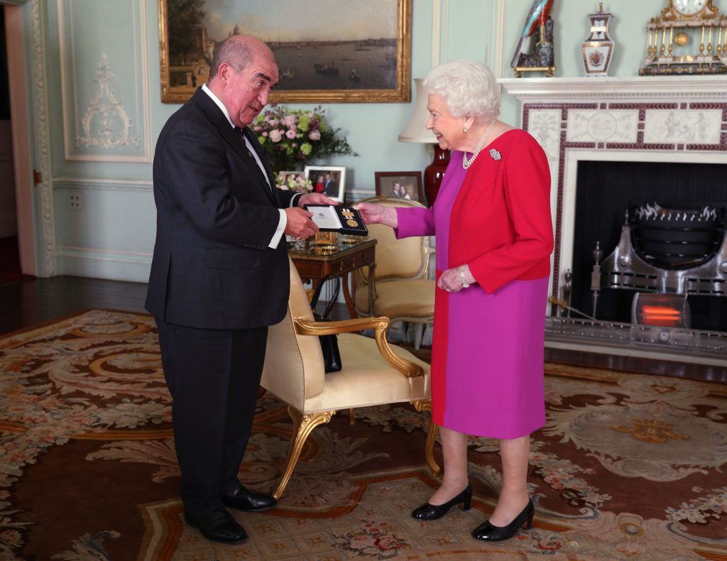 II. Erzsébet királynő átveszi a Szent János Rendjének kitüntetését Mark Compton professzortól, a Buckingham Palotában (Fotó: Yui Mok - WPA Pool/Getty Images)