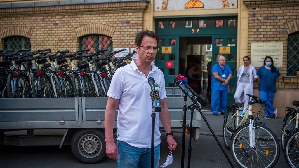 Benyó Balázs, a Magyar Kerékpáros Turisztikai Szövetség elnöke a Szent László Kórház előtt tartott sajtótájékoztatón 2020. április 17-én. A Maketusz ötszázötven kerékpárt ajánlott fel a hazai kórházaknak, ebből húszat a Szent László Kórháznak. A kerékpárokkal azokat az egészségügyi dolgozókat segítik, akik tömegközlekedéssel járnak a munkahelyükre. - Fotó: MTI/Balogh Zoltán