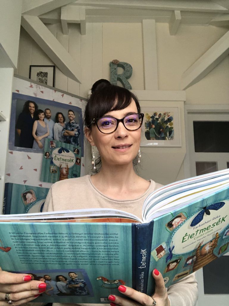 Réka minden este mesét olvas a közösségi oldalán (Fotó: Farkasházi Réka)