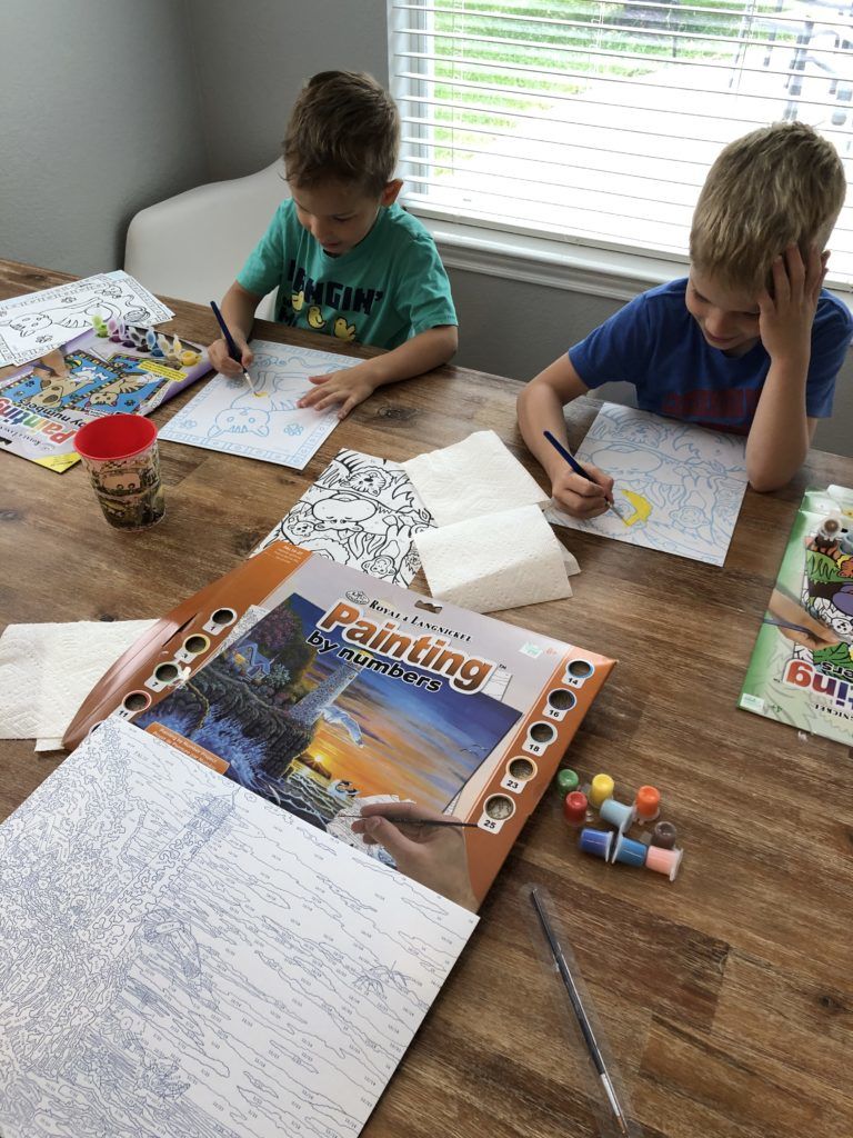 Kriszta fiai együtt színeznek (Fotó: Polgár Kriszta)