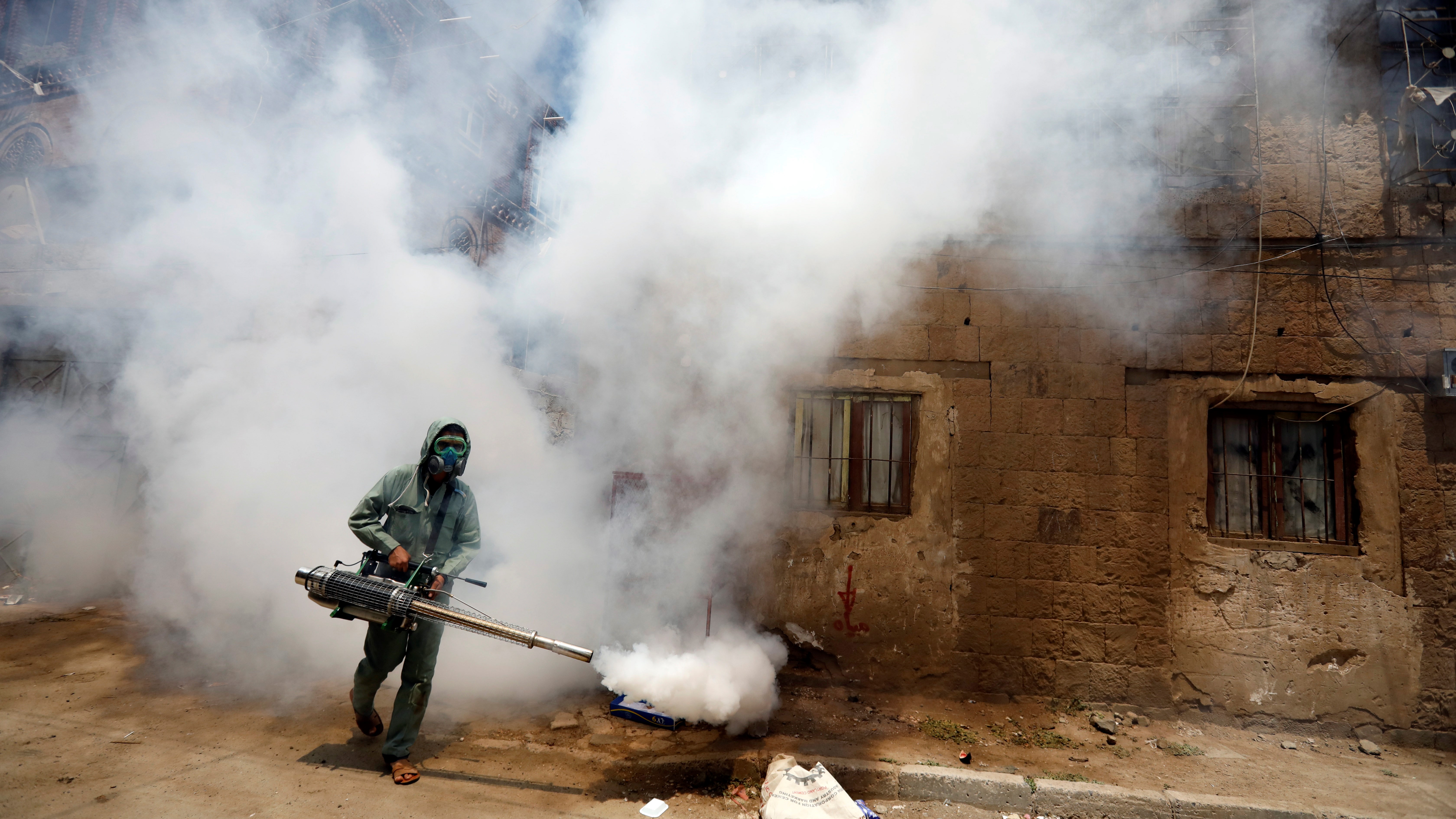 Köztisztasági dolgozó fertõtleníti az utcát a koronavírus-járvány elleni védekezésként Szanaában 2020. március 23-án. Jemenben jelenleg nincs fertõzött személy, de már elkezdték a védõfelszerelések és a tesztcsomagok beszerzését, hogy ne érje váratlanul az egészségügyi intézményeket a járvány.MTI/EPA/Jajha Arhab