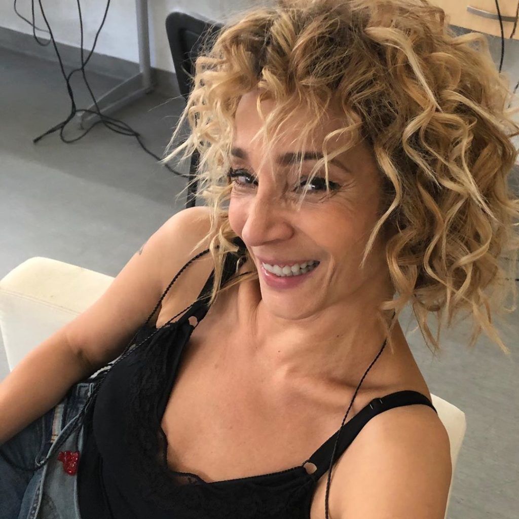 Keresztes Ildikó haja göndör