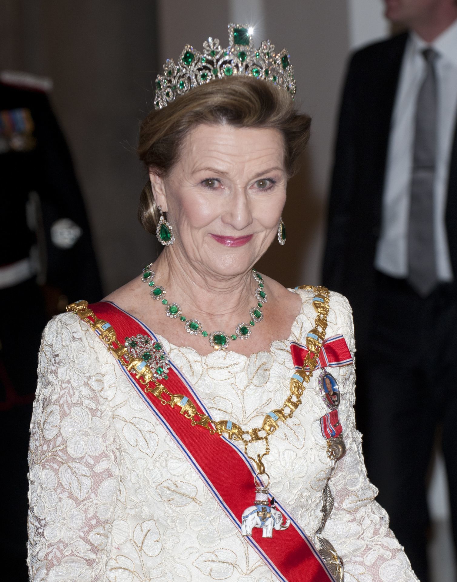 Szonja norvég királyné, ruháján a királyi családi rangjelzéssel.