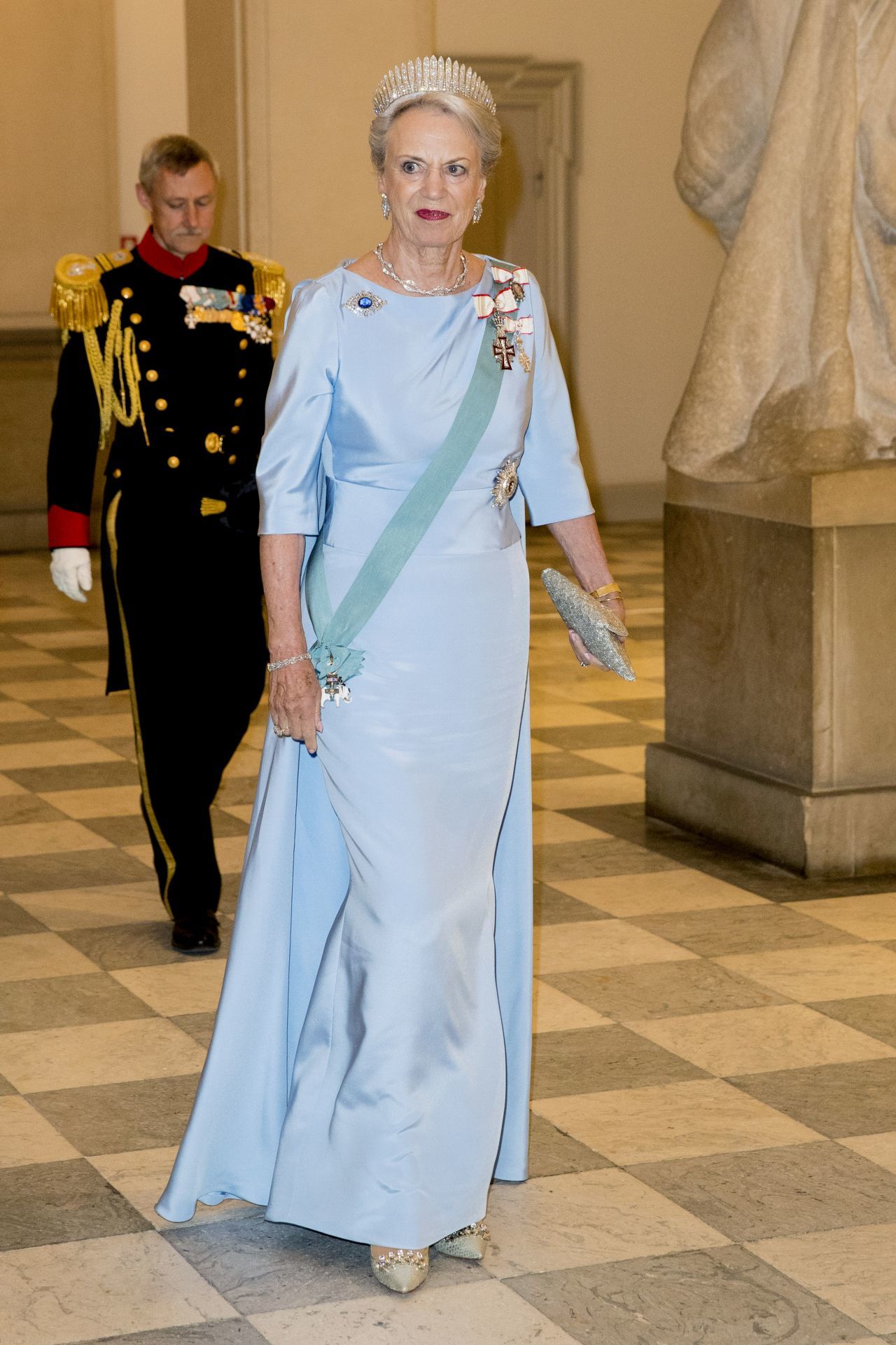 Benedikte dán hercegnő, ruháján a király családi rangjelzéssel.