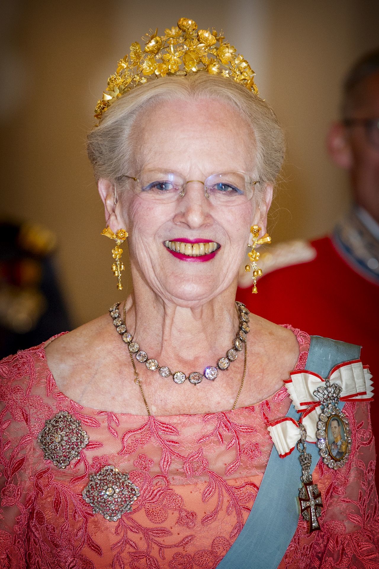II. Margit dán királynő 2018-ban, ruháján a királyi családi rangjelzésekkel.