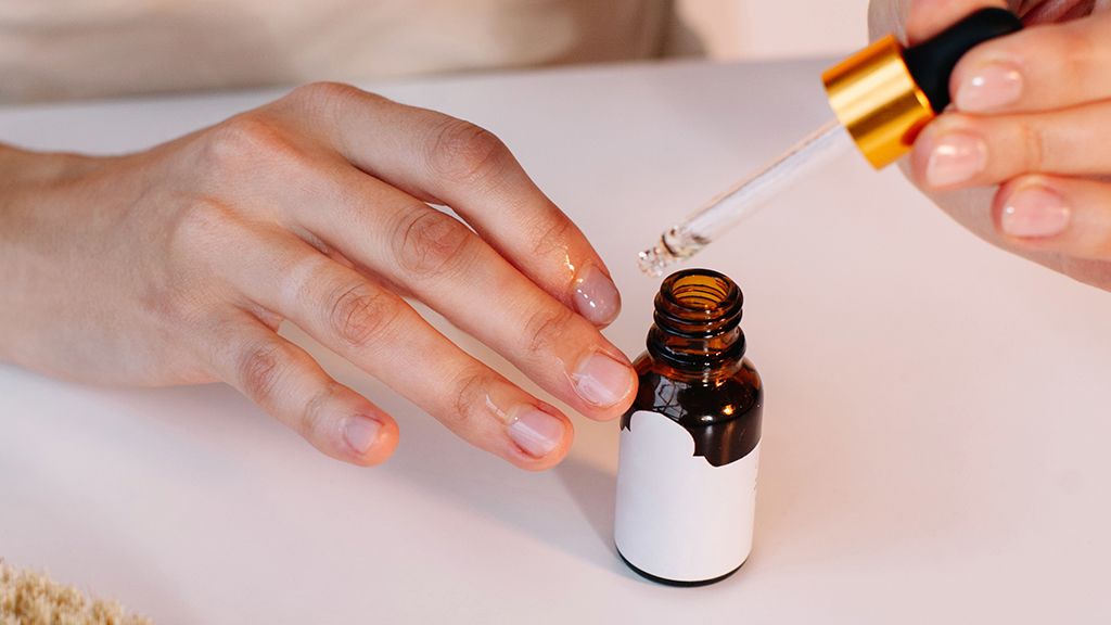 A körömbőr eltávolító folyadékok jó alternatívák lehetnek az elhalt bőrrész kíméletes eltávolításához.