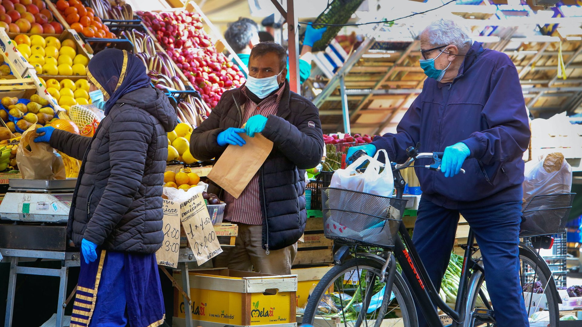 gumikesztyűs és szájmaszkos vásárlók a piacon