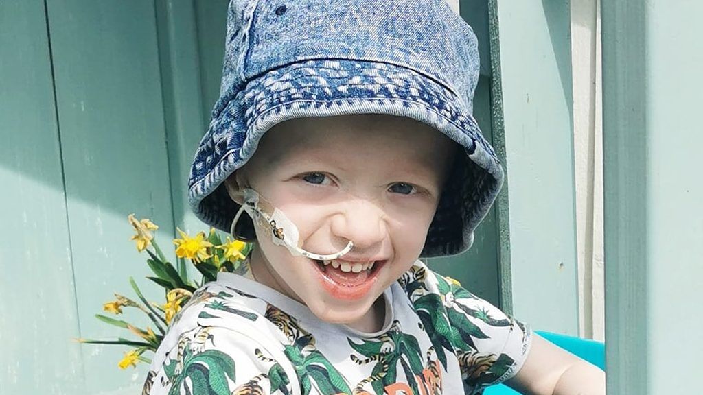 Az Angliában élő család most nagyon bízik abban, hogy a rákkal is olyan sikeresen küzd majd meg a kis hős, mint a koronavírussal. Archie’s Journey Facebook