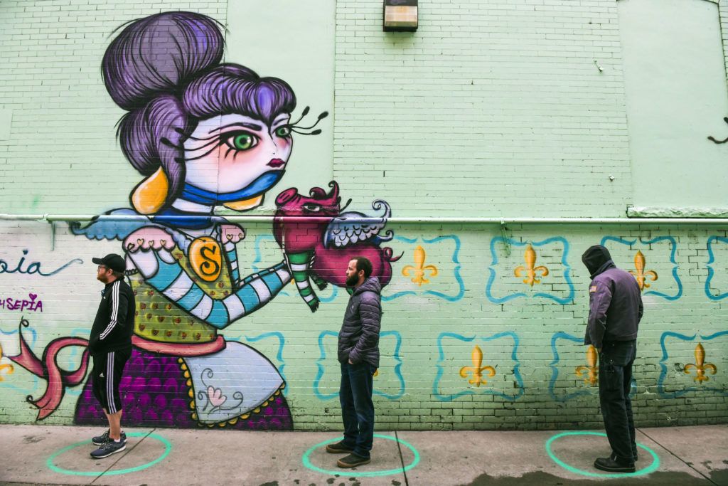 Vásárlók várakoznak a kijelölt pontokon, a denveri Good Chemistry marijuana bolt előtt, betartva a járvány alatt előírt kötelező távolságot (Fotó: Michael Ciaglo/Getty Images)