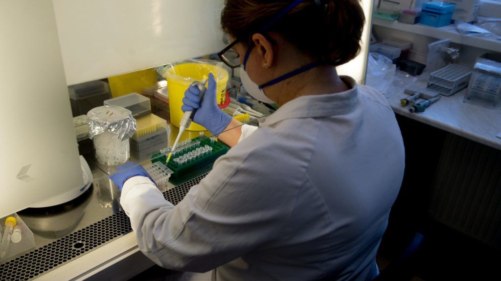 Budapest, 2020. április 3.Koronavírus-mintákat tesztelnek az ország legnagyobb, kifejezetten virológiai diagnosztikával foglalkozó laboratóriumában, a Nemzeti Népegészségügyi Központ Virológiai Laboratóriumi Osztályán, Budapesten 2020. április 3-án.MTI/Koszticsák Szilárd