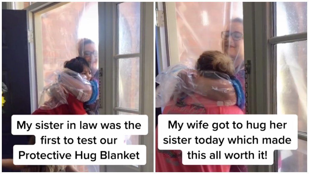 Műanyag függönyön keresztül ölelkeznek a koronavírus-járvány miatt.