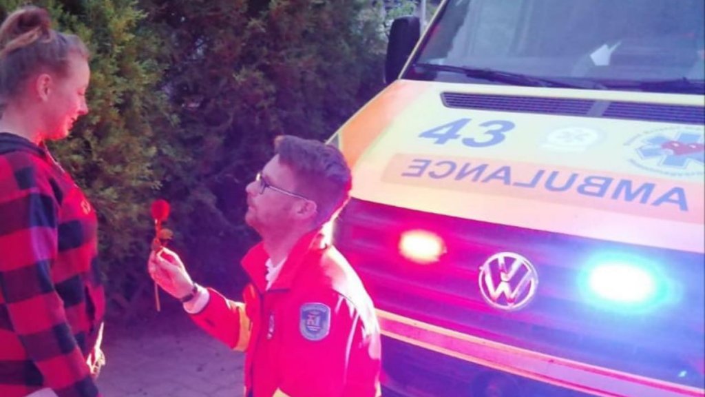 Szabó Balázs megkéri barátnője kezét a mosonmagyaróvári mentőállomáson