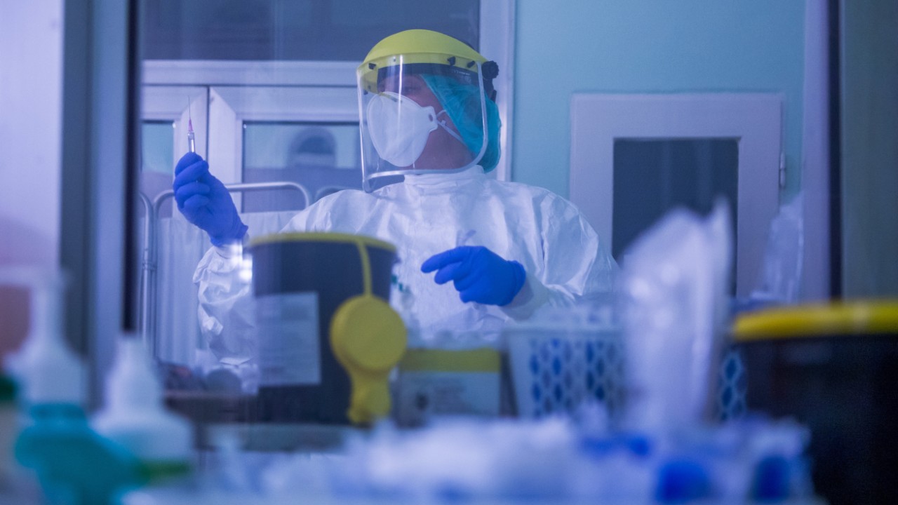 Védőfelszerelést viselő ápoló a Szent László Kórházban