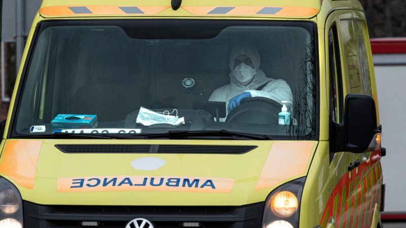 A koronavírus miatt védőfelszerelést viselő mentős