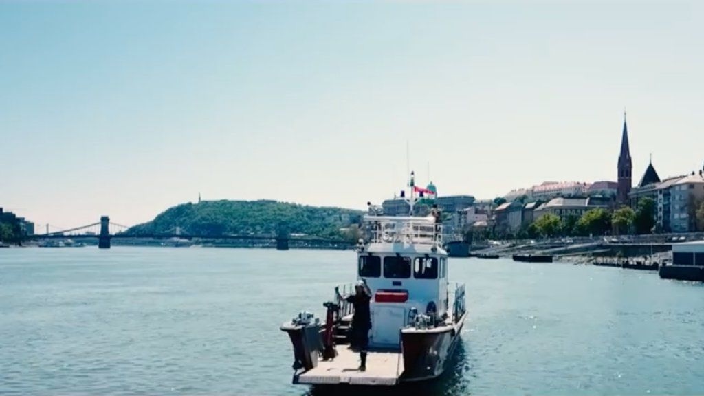 Egy magyar tűzoltó néptáncol a Dunán egy hajóban.