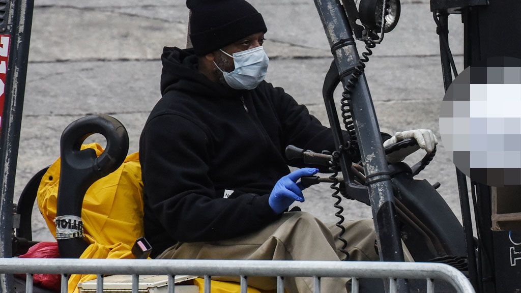 Egy munkás targoncával emeli be a holttesteket a Brooklyn Kórház mögött, New York-ban (Fotó: Stephanie Keith/Getty Images)