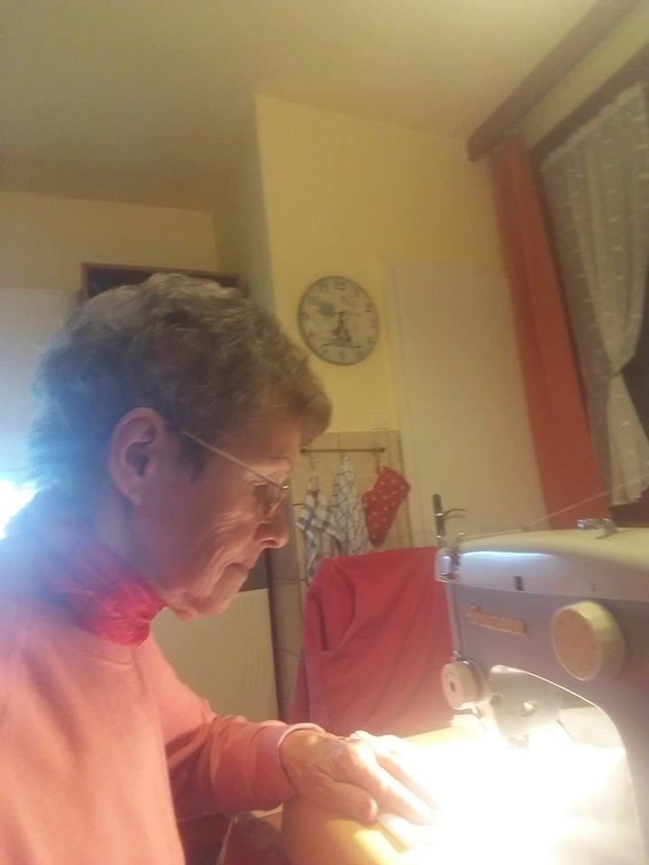 „Kivarrtam magamból a dühömet a rohadt vírus ellen, az elkeseredettségemet, hogy munkanélküli lettem” – maszkvarró terápia Orosházán