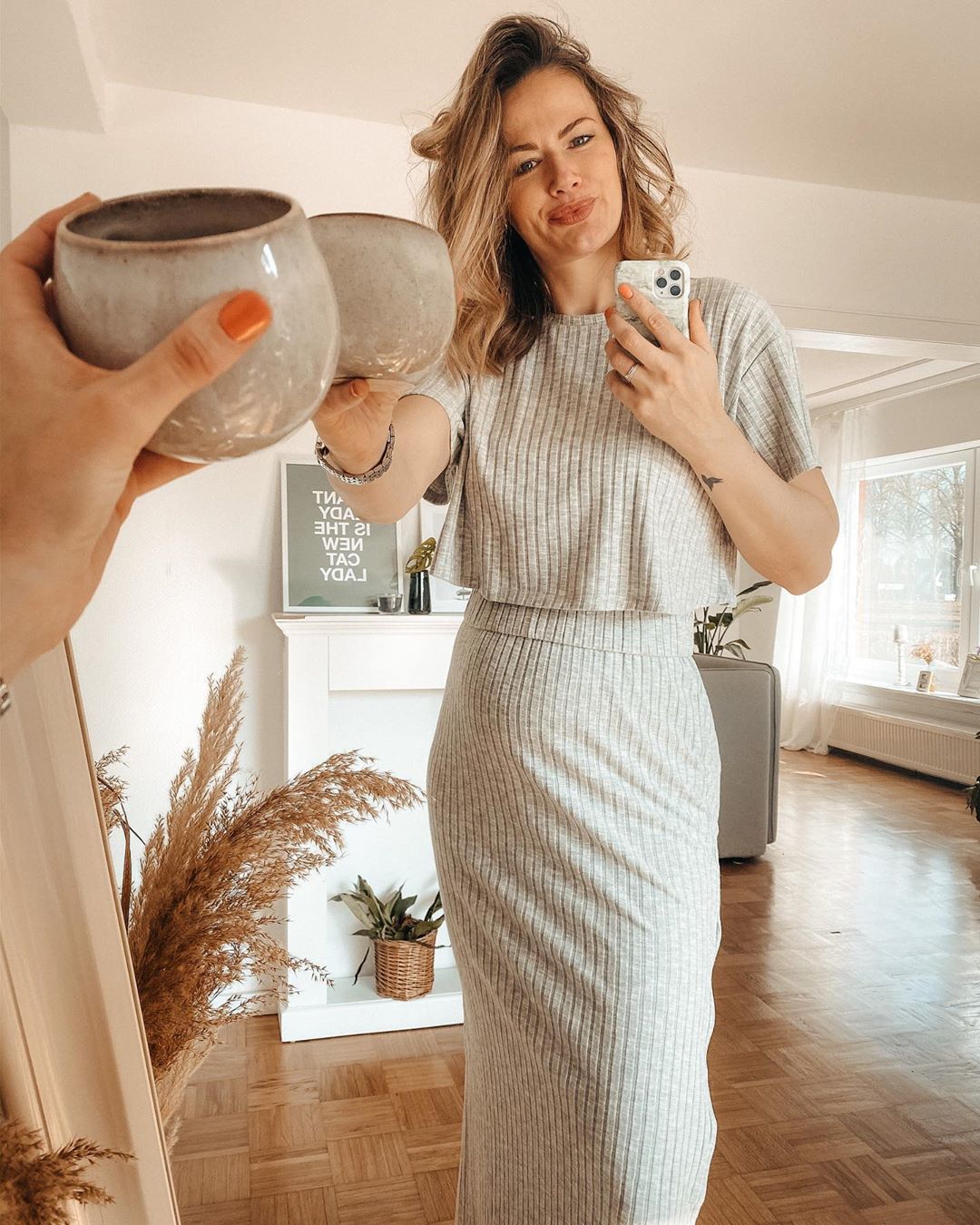 Már látványra is kényelmes lehet egy ilyen bordázott anyagú, pamut ruha. (Fotó: Instagram/_bellabecca_)