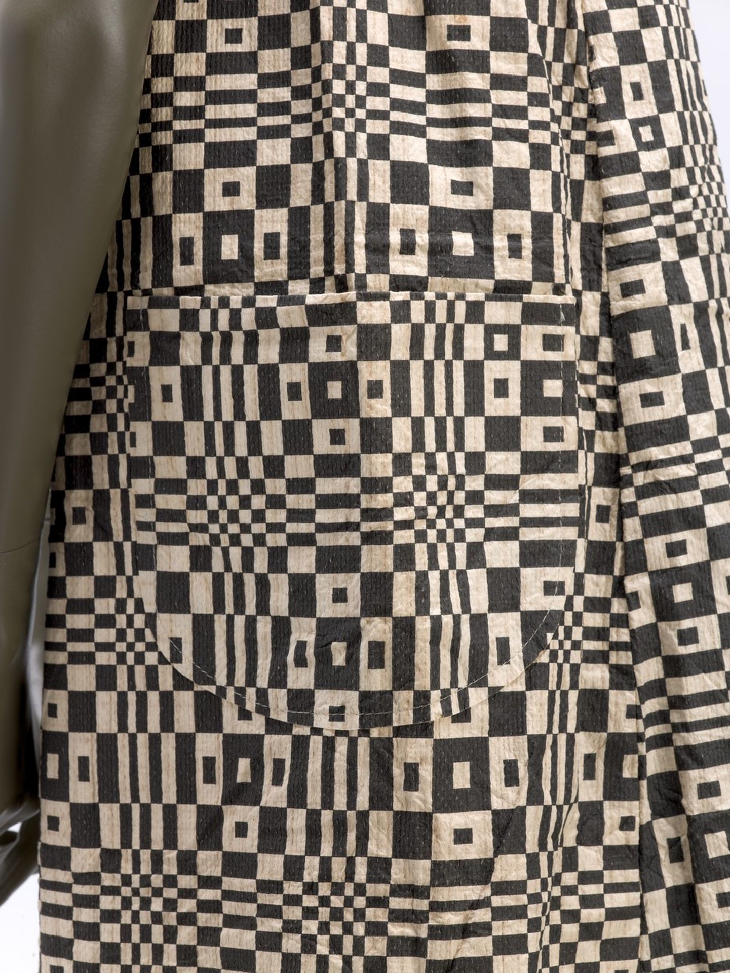 A Scott Paper Company 1966-os op-art mintás papírruhája közelről.