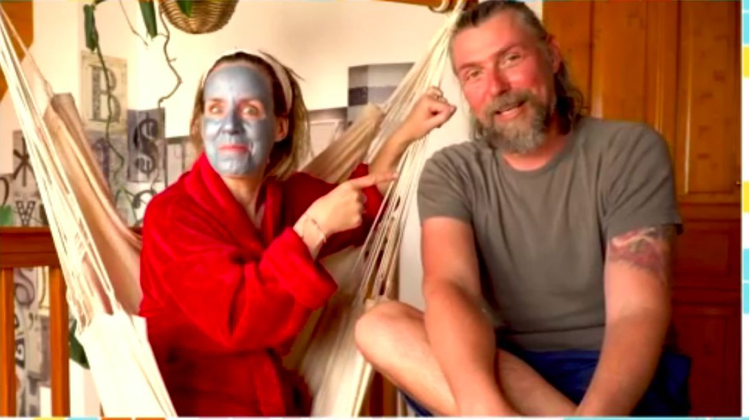 Pataki Zita köntösben, kócosan és arcmaszkban