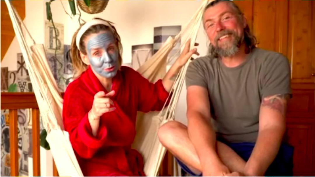 Pataki Zita köntösben, kócosan és arcmaszkban