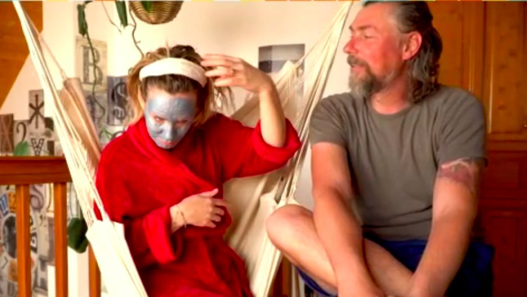 Pataki Zita köntösben, kócosan és arcmaszkban