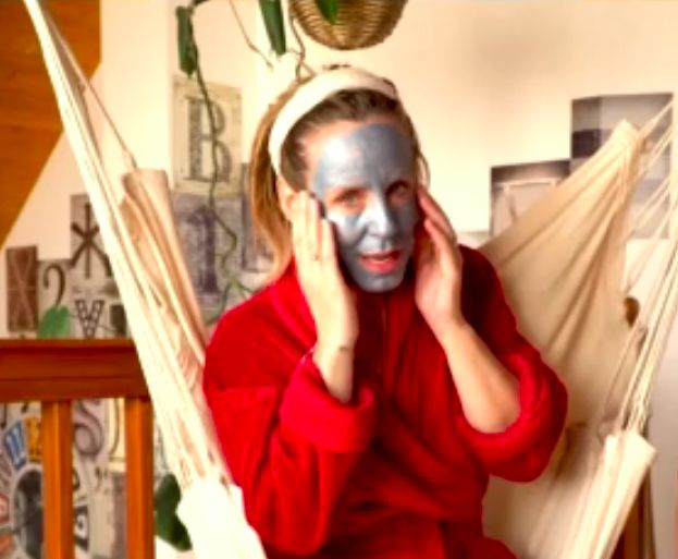 Pataki Zita köntösben, kócosan és arcmaszkban