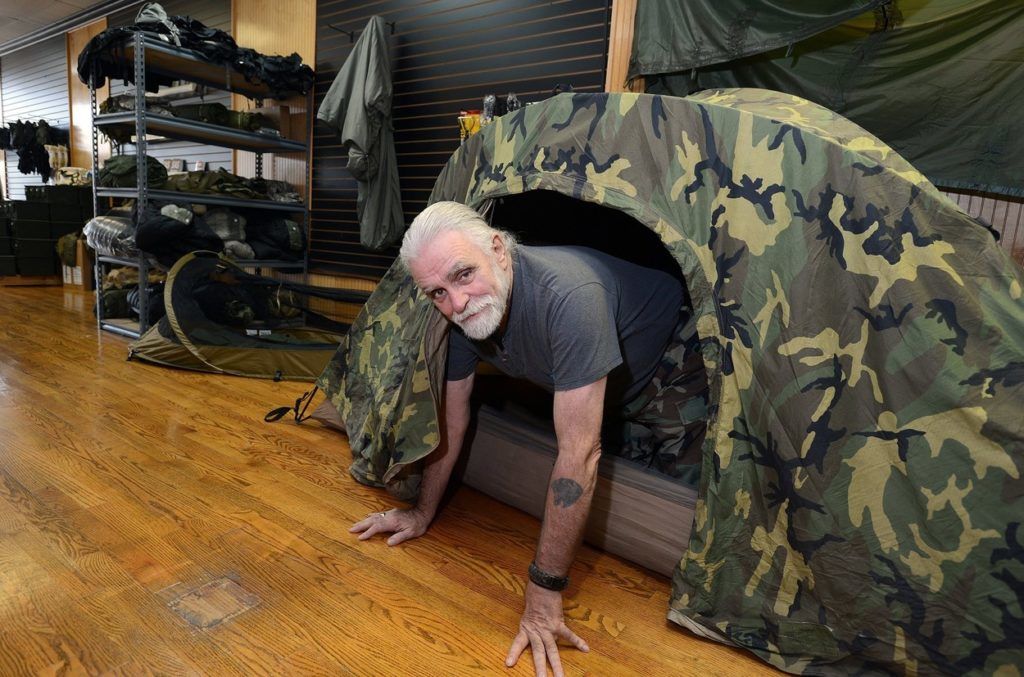 Ralph Broome, a Carolina Preppers Survivors üzletvezetője. A bolt vadászfelszereléseket, gázmaszkokat és robbanóanyagokat is árul (Fotó: Profimedia)