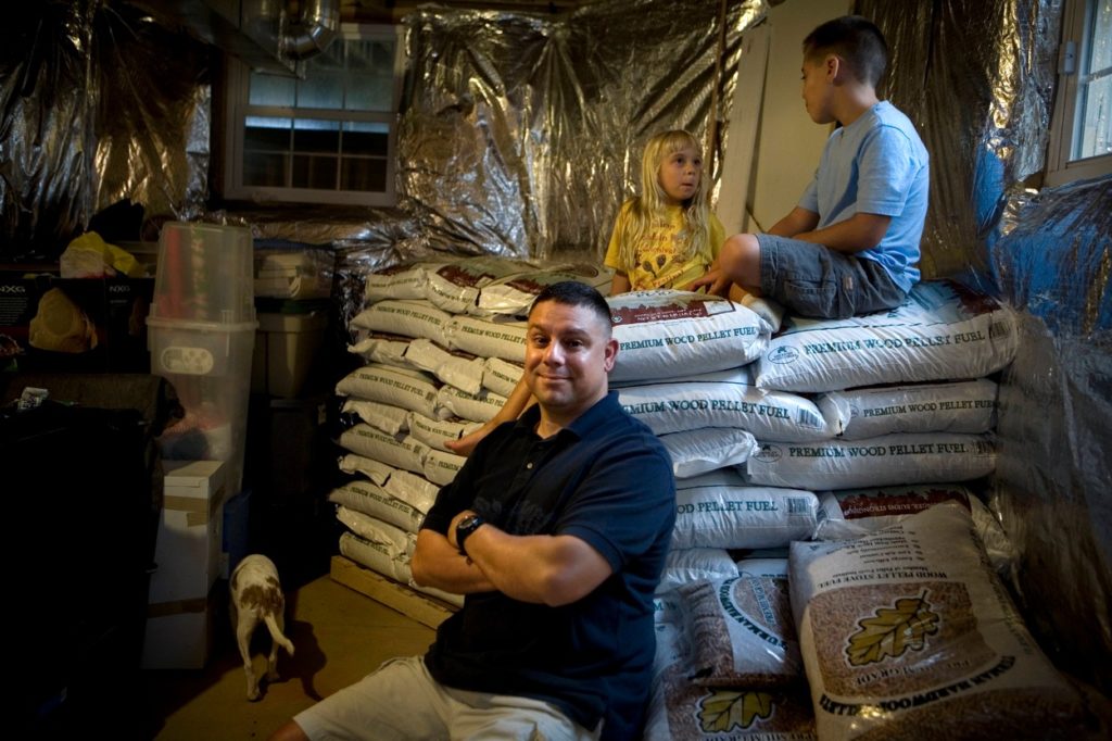 Chuck Izzo amerikai prepper, a pincéjében tárolt fapellettel, ami ökoházának alternatív energiaforrásaként szolgálhat (Fotó: Evelyn Hockstein/Polaris/Profimedia)