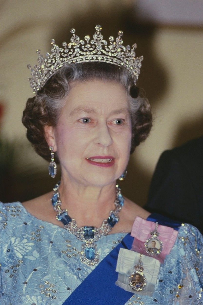 II. Erzsébet királynő, ruháján a királyi családi rangjelzéssel