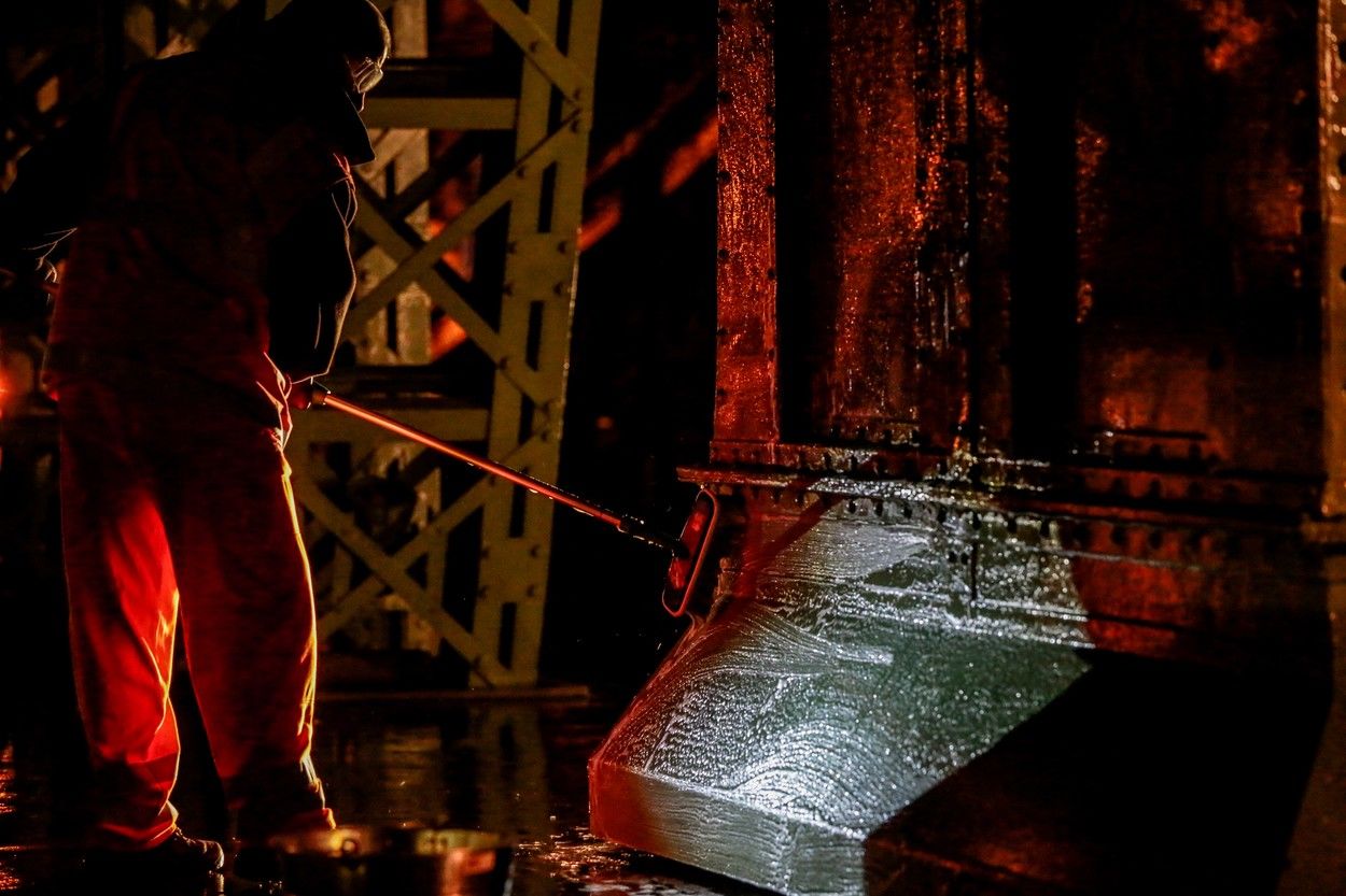 Fertőtlenítés a fővárosi Szabadság hídon