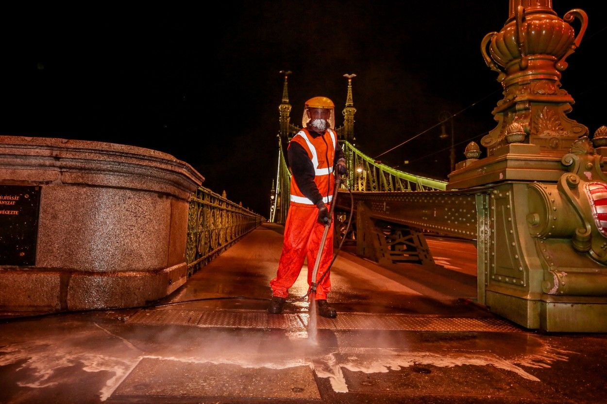 Alaposan letakarították a Szabadság hidat április közepén