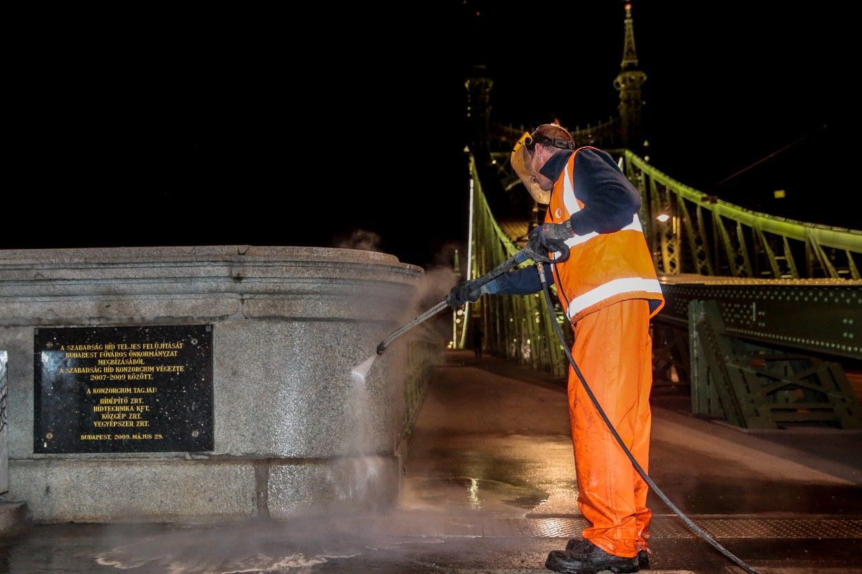 A Fővárosi Közterület-fenntartó Zrt. munkatársai tisztítják a Szabadság hídat., (fotó: ATTILA TRENKA / Attila Trenka / Profimedia