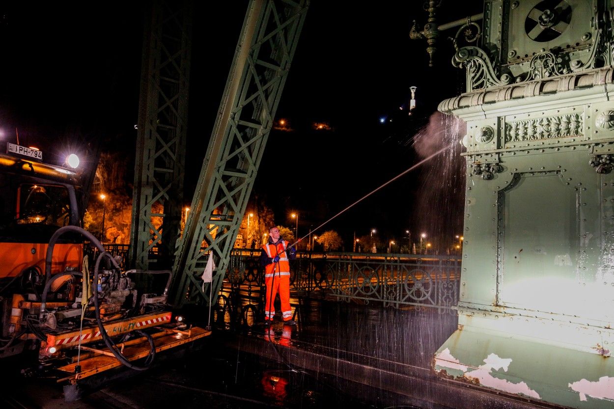 Így mosták le a Szabadság hidat
