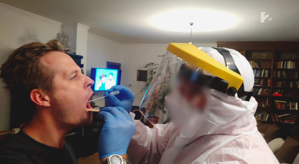 Mintát vesznek Dr. Kiss Csabától