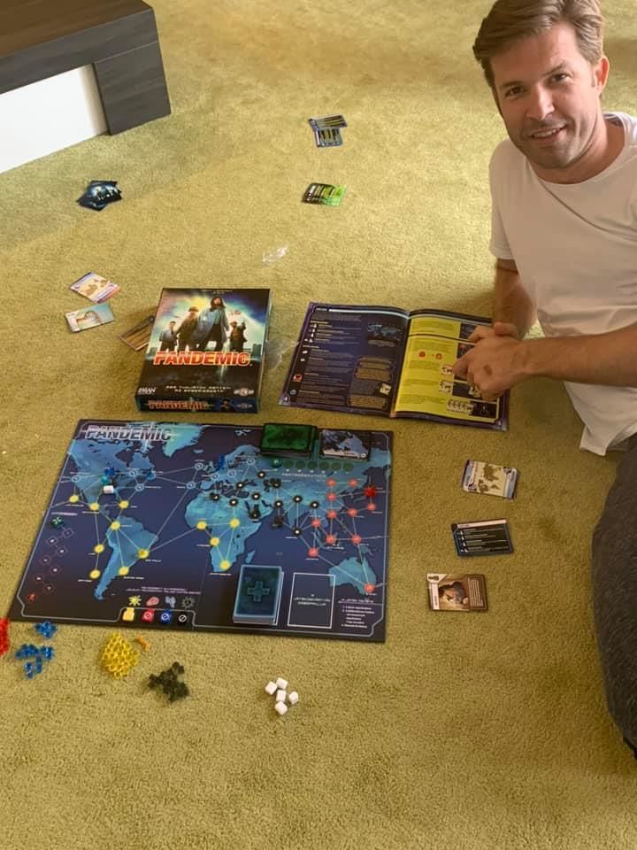 "Nálunk már a társajáték is a járványról szól!😊😷 Két órája nyomozzuk Benivel a Pandemic szabályait de még mindig nem értjük!😊😂🤪#maradjotthon #túlleszünkezenis🙏🏻 #eziselmúlikmajd #kitartas #valakiirjamegjójátékeapandemic - írta Sebestyén Balázs a képhez (Fotó: Sebestyén Balázs Offocoal /Facebook)