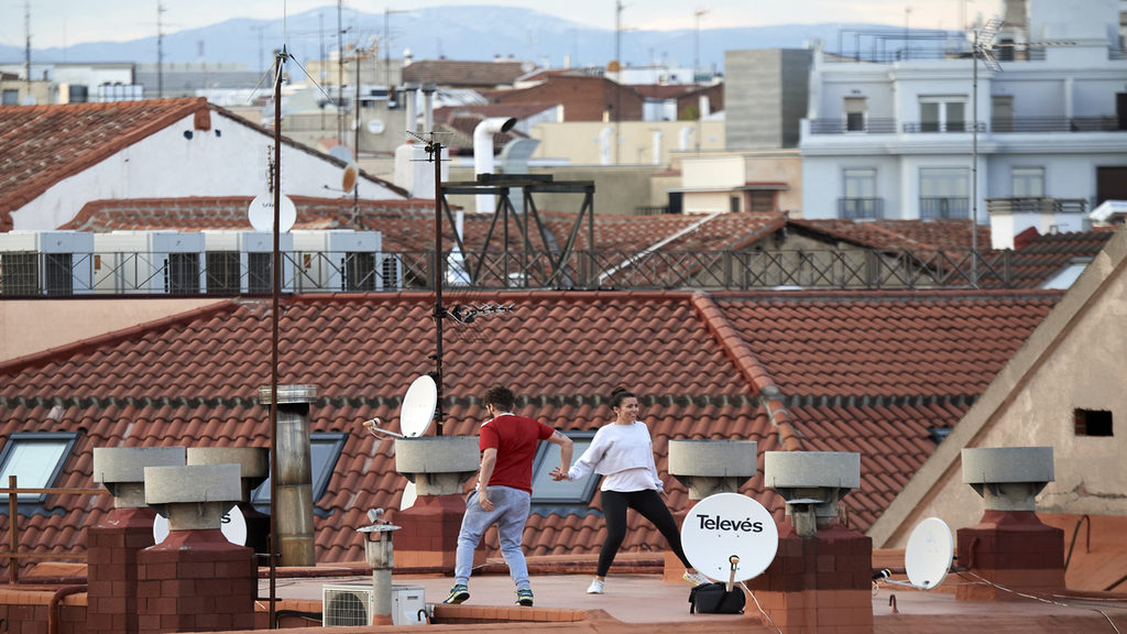 Maradj otthon! Fiatalok a háztetőn táncolnak Madridban. Getty Images