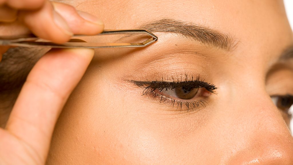 Az otthoni szemöldökformázáshoz gyanta vagy cérna helyett érdemes csipeszt használnunk.