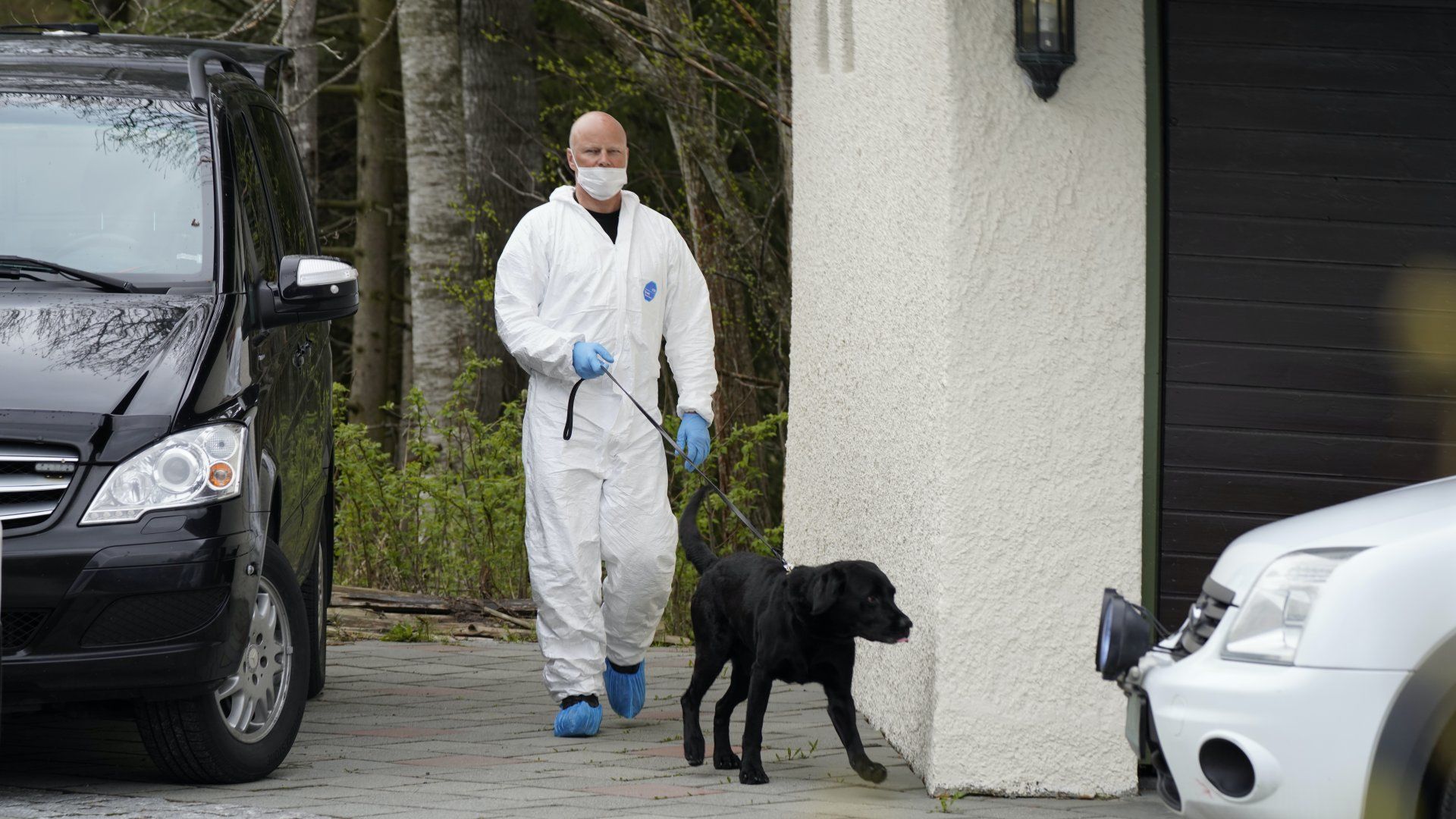 Egy nyomozó kutyával Tom Hagen házánál