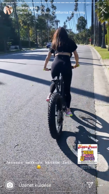 Vajna Tímea a hátsójára panaszkodik