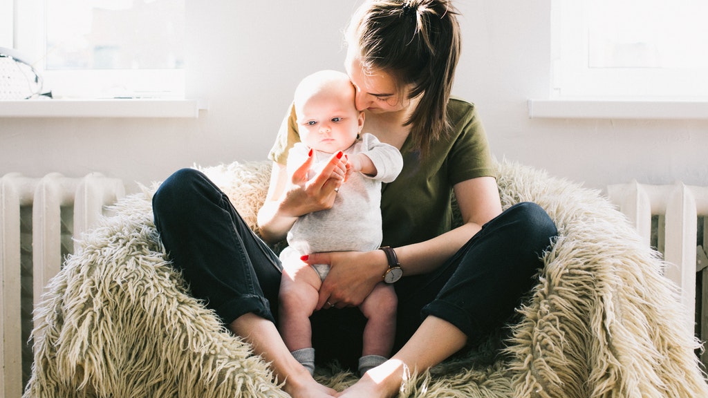 Anya tartja a gyermekét.