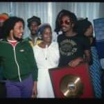 Bob Marley és Bunny Wailer az aranylemezzel, amit együttesük, a Wailers lemezeladásai miatt kaptak.