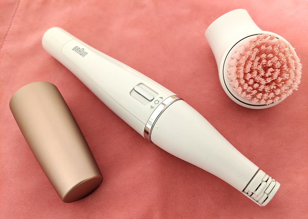 A Braun Beauty Set 9 epilátor szett tartalmaz egy FaceSpa készüléket is, mely arcra való epilátor és arctisztító egyben.