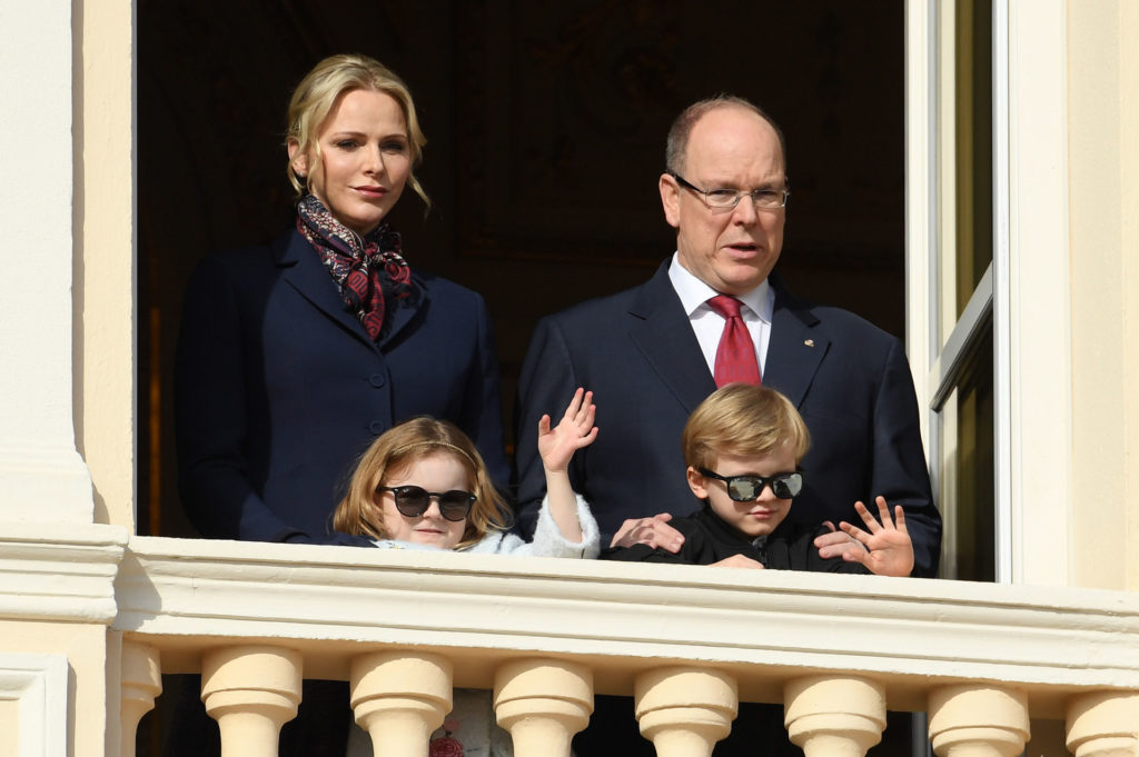 Charlène monacói hercegné és II. Albert monacói herceg a gyerekekkel, Gabriellával és Jakabbal (Fotó: Pascal Le Segretain/Getty Images)
