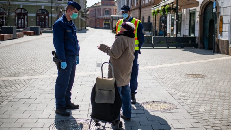 Idõs járókelővel beszélgetnek a rendőrök az egri Dobó téren