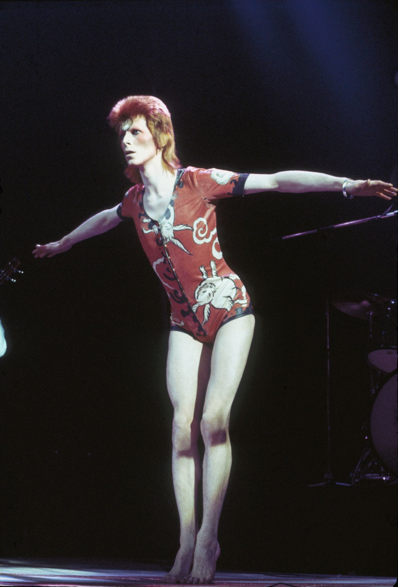 David Bowie, mint Ziggy Stardust, fellépőruháját Kansai Yamamoto tervezte.